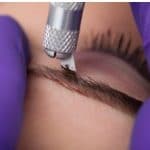 Sopracciglia tatuate a pelo
